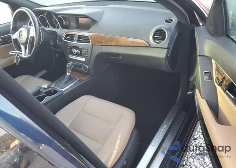 2012 Mercedes-Benz C 250 z USA, uszkodzony, nr VIN WDDGF4HB0CR223400